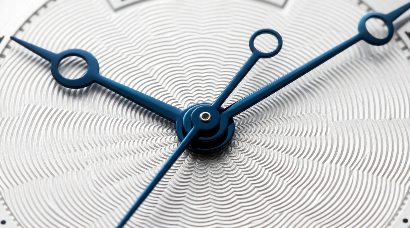 Dettaglio macro delle lancette di un orologio in stile Breguet in acciaio azzurrato su quadrante guilloché