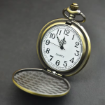 Orologio da taschino al quarzo con farfalla traforata