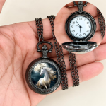 Orologio da taschino al quarzo con quadrante illustrato — Cavallo, metallo scuro
