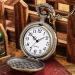 Orologio da taschino quartz con battaglia in rilievo