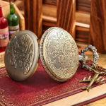 Orologio da taschino quartz con battaglia in rilievo